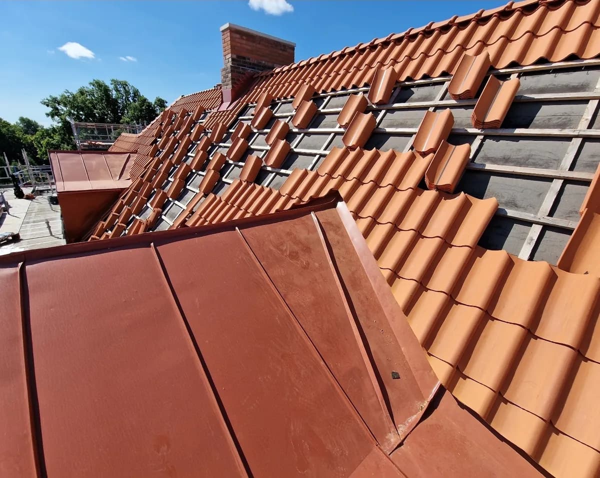 Nylagt tegeltak på villa utfört av AV Byggteam AB i Helsingborg
